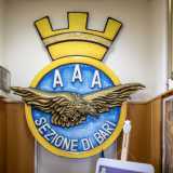 A dominare l�ingresso c�� il grande stemma circolare dell�AAA con una corona che sovrasta un�aquila in volo